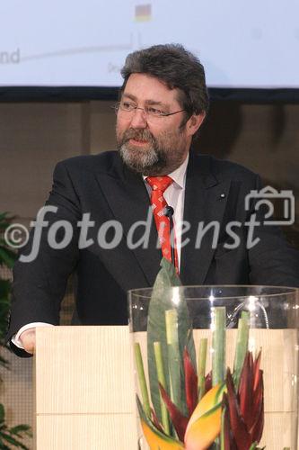  Die Ferien-Messe Wien, Messe für Urlaub, Reisen und Freizeit sowie die Vienna Autoshow wurden heute im Messezentrum feierlich eröffnet. Bild: Dir. Johann Jungreithmair (Vorsitzender der GF Reed Exhibitions in Österreich). Foto: Anna Rauchenberger, am 12.01.2006