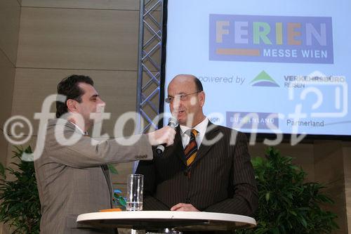  Die Ferien-Messe Wien, Messe für Urlaub, Reisen und Freizeit sowie die Vienna Autoshow wurden heute im Messezentrum feierlich eröffnet. Bild: Peter Agathakis (ORF, Moderation) und Heinz Slesak (GF Vertrieb und Marketing Porsche Austria GmbH & Co). Foto: Anna Rauchenberger, am 12.01.2006