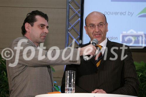  Die Ferien-Messe Wien, Messe für Urlaub, Reisen und Freizeit sowie die Vienna Autoshow wurden heute im Messezentrum feierlich eröffnet. Bild: Peter Agathakis (ORF, Moderation) und Heinz Slesak (GF Vertrieb und Marketing Porsche Austria GmbH & Co). Foto: Anna Rauchenberger, am 12.01.2006