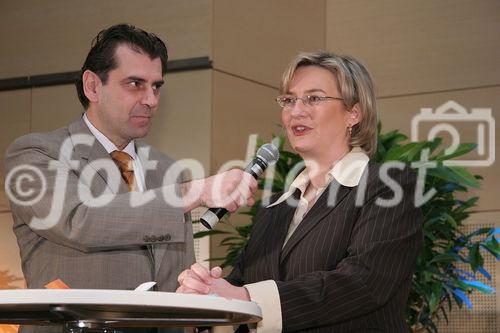  Die Ferien-Messe Wien, Messe für Urlaub, Reisen und Freizeit sowie die Vienna Autoshow wurden heute im Messezentrum feierlich eröffnet. Bild: Peter Agathakis (Moderation, ORF), Petra Hedorfer (Vorstandsvorsitzende der Deutschen Zentrale für Tourismus). Foto: Anna Rauchenberger, am 12.01.2006