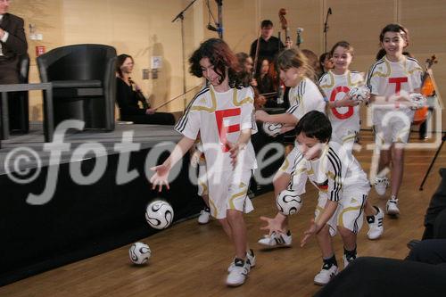  Die Ferien-Messe Wien, Messe für Urlaub, Reisen und Freizeit sowie die Vienna Autoshow wurden heute im Messezentrum feierlich eröffnet. Bild: Viele kleine Adidas-FußballerInnen ergeben zusammen 