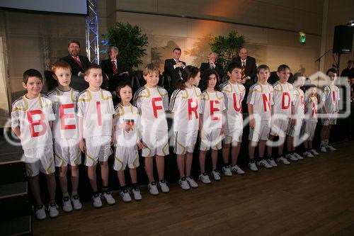  Die Ferien-Messe Wien, Messe für Urlaub, Reisen und Freizeit sowie die Vienna Autoshow wurden heute im Messezentrum feierlich eröffnet. Bild: Viele kleine Adidas-FußballerInnen ergeben zusammen 