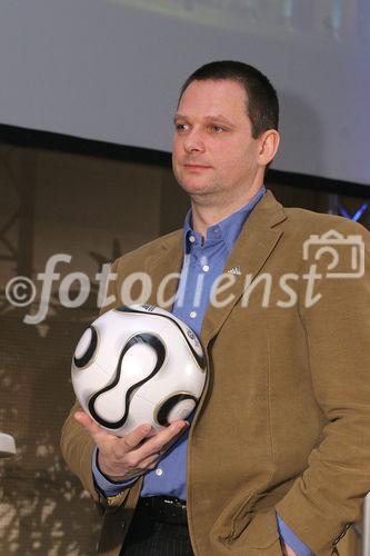  Die Ferien-Messe Wien, Messe für Urlaub, Reisen und Freizeit sowie die Vienna Autoshow wurden heute im Messezentrum feierlich eröffnet. Bild: Georg Kovacic (Leiter Kommunikation/PR Adidas Österreich). Foto: Anna Rauchenberger, am 12.01.2006