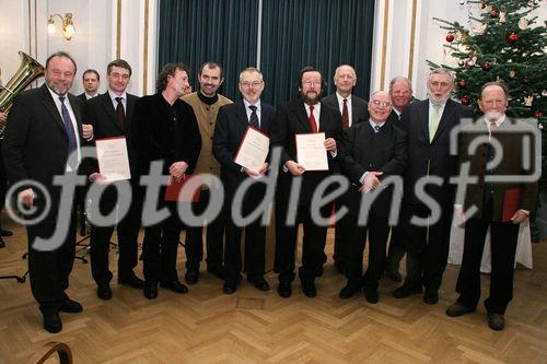 Feierliche Überreichung der Hans-Kudlich-Preise 2005. Bild v.l.: Prof. Dkfm. Ernst Scheiber (Generalsekretär Ökosoziales Forum), Christian Hillinger (ORF Redakteur, Preisträger), Kurt Vesely (ORF Redakteur, Preisträger), Landesrat NÖ Dipl.-Ing. Josef Plank, Herbert Schaden (ORF Redakteur, Preisträger), Kurt Ceipek (Chefredakteur Raiffeisenzeitung, Preisträger), o. Univ. Prof. DI. Dr. Dr. h. c. Leopold März (Vorsitzender Begutachtungskommission), Karl Sieghartsleitner (Konsulent der OÖ Landesregierung für Fragen der Nachhaltigkeit, Preisträger), o.Univ. Prof. DI Dr. Peter Ruckenbauer (BOKU, Preisträger), EU-Kommissar a. D. DR. Franz Fischler (Präsident d. Ökosozialen Forums), Ing. Alois Tragler (Preisträger). Foto: Anna Rauchenberger 