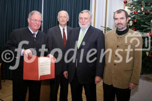 Feierliche Überreichung der Hans-Kudlich-Preise 2005. Bild v.l.: o.Univ. Prof. DI Dr. Peter Ruckenbauer (BOKU, Preisträger), o. Univ. Prof. DI. Dr. Dr. h. c. Leopold März (Vorsitzender Begutachtungskommission), EU-Kommissar a. D. DR. Franz Fischler (Präsident d. Ökosozialen Forums), Landesrat NÖ Dipl.-Ing. Josef Plank. Foto: Anna Rauchenberger 