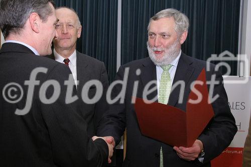 Feierliche Überreichung der Hans-Kudlich-Preise 2005. Bild v.l.: o. Univ. Prof. DI. Dr. Dr. h. c. Leopold März (Vorsitzender Begutachtungskommission) und EU-Kommissar a. D. DR. Franz Fischler (Präsident d. Ökosozialen Forums) überreichen Christian Hillinger (ORF Redakteur) die Auszeichnung. Foto: Anna Rauchenberger 