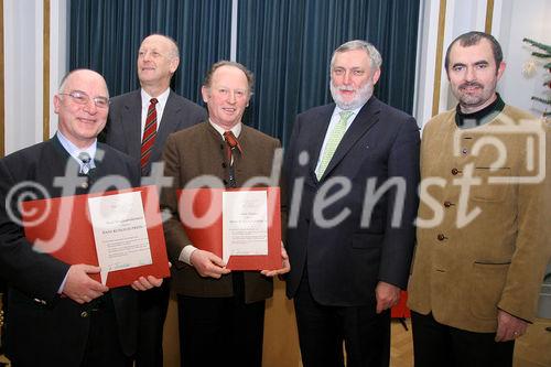 Feierliche Überreichung der Hans-Kudlich-Preise 2005. Bild v.l.: Karl Sieghartsleitner (Konsulent der OÖ Landesregierung für Fragen der Nachhaltigkeit, Preisträger), o. Univ. Prof. DI. Dr. Dr. h. c. Leopold März (Vorsitzender Begutachtungskommission), Ing. Alois Tragler (Preisträger), EU-Kommissar a. D. DR. Franz Fischler (Präsident d. Ökosozialen Forums), Landesrat NÖ DI. Josef Plank. Foto: Anna Rauchenberger 