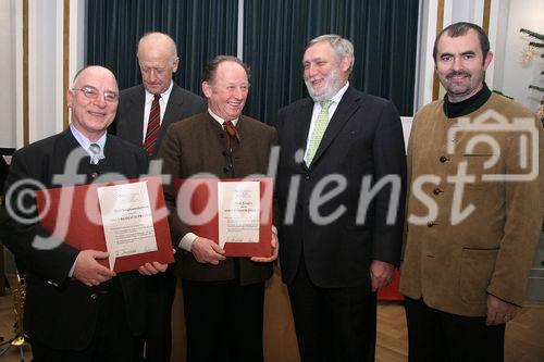 Feierliche Überreichung der Hans-Kudlich-Preise 2005. Bild v.l.: Karl Sieghartsleitner (Konsulent der OÖ Landesregierung für Fragen der Nachhaltigkeit, Preisträger), o. Univ. Prof. DI. Dr. Dr. h. c. Leopold März (Vorsitzender Begutachtungskommission), Ing. Alois Tragler (Preisträger), EU-Kommissar a. D. DR. Franz Fischler (Präsident d. Ökosozialen Forums), Landesrat NÖ DI. Josef Plank. Foto: Anna Rauchenberger 