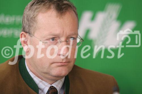 Studie über das Verhalten der ÖsterreicherInnen beim Lebensmitteleinkauf - heimische Lebensmittel bevorzugt. Bild: Dr. Werner Beutelmeyer (Leiter des Marktforschungsinstituts market). Foto: Anna Rauchenberger