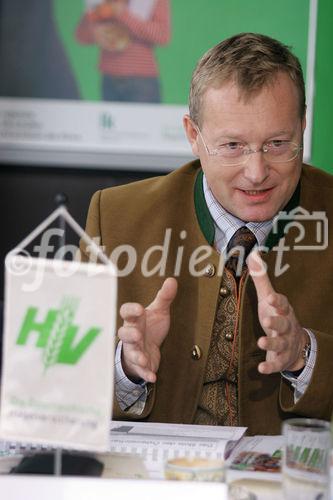 Studie über das Verhalten der ÖsterreicherInnen beim Lebensmitteleinkauf - heimische Lebensmittel bevorzugt. Bild: Dr. Werner Beutelmeyer (Leiter des Marktforschungsinstituts market). Foto: Anna Rauchenberger