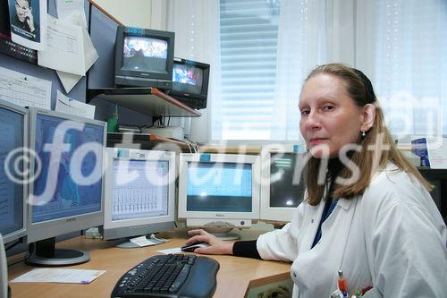 Monitore zur Beobachtung und Analyse von Epilepsiepatienten. Bild: Univ. Prof. Dr. Martha Feucht (Leiterin der EMU). Foto: Anna Rauchenberger