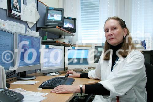 Monitore zur Beobachtung und Analyse von Epilepsiepatienten. Bild: Univ. Prof. Dr. Martha Feucht (Leiterin der EMU). Foto: Anna Rauchenberger