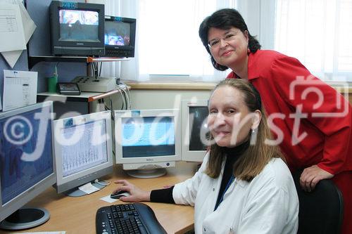 Monitore zur Beobachtung und Analyse von Epilepsiepatienten. Bild: Univ. Prof. Dr. Martha Feucht (Leiterin der EMU, sitzend) und Mag. Renate Brauner (Stadträtin für Gesundheit und Soziales). Foto: Anna Rauchenberger