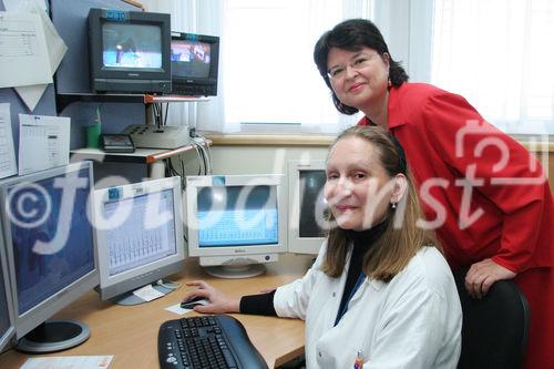 Monitore zur Beobachtung und Analyse von Epilepsiepatienten. Bild: Univ. Prof. Dr. Martha Feucht (Leiterin der EMU, sitzend) und Mag. Renate Brauner (Stadträtin für Gesundheit und Soziales). Foto: Anna Rauchenberger