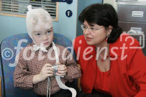 Feierliche Eröffnung der Epilepsie Monitoring Unit am AKH Wien durch Stadträtin Mag. Renate Brauner. Bild: Mag. Renate Brauner (Stadträtin für Gesundheit und Soziales) bei einem jungen Patienten. Foto: Anna Rauchenberger