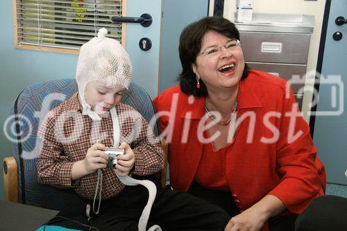 Feierliche Eröffnung der Epilepsie Monitoring Unit am AKH Wien durch Stadträtin Mag. Renate Brauner. Bild: Mag. Renate Brauner (Stadträtin für Gesundheit und Soziales) bei einem jungen Patienten. Foto: Anna Rauchenberger