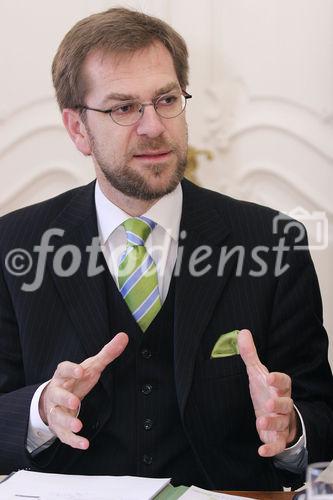 Bestes Jahr in der 20jährigen Unternehmensgeschichte von Raiffeisen Capital Management. Bild: Mag. Andreas Zakostelsky (GF Raiffeisen Kapitalanlage-Gesellschaft). Foto: Anna Rauchenberger