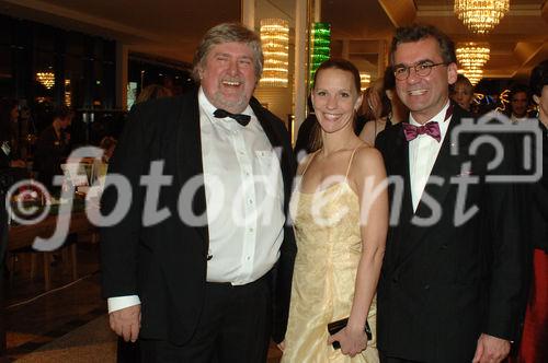 Heinz Suhr, Geschäftsführer des Presseballs freut sich mit Hans R. Schaden, General Manager des Maritim Hotels Bonn und seiner Ehefrau über den gelungenen Abend.