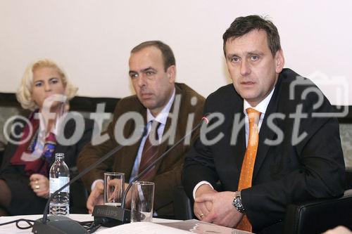 Telekom Austria AG und Österreichischer Seniorenrat: Pressekonferenz anlässlich des Symposiums: Seniorkom.at: Das Internet ist reif! Bild v.l.: Mag. Gerlinde Zehetner (ECHO Medienhaus), Mag. Herbert Schweiger (Geschäftsführung Microsoft Österreich), Mag. Martin Schmutz (Vertriebsleiter Private und Professional Consumers, Telekom Austria). Foto: Anna Rauchenberger