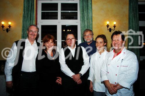 Itzlinger Hof: Reinhard Schwabenitzky feiert einjähriges Jubiläum als Wirt
Gerhard Zemann, Elfi Eschke, Georg Steinitz, Reinhard Schwabenitzky, Sonja und Walter Binderlehner
Foto: www.siebinger.com