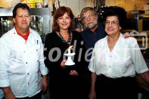 Itzlinger Hof: Reinhard Schwabenitzky feiert einjähriges Jubiläum als Wirt
Chefkoch Walter Binderlehner, Elfi Eschke, Reinhard Schwabenitzky, Else Karl
Foto: www.siebinger.com