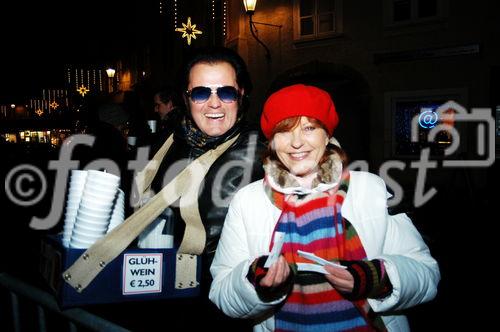 Pro Juventute: Prominenten -Eishockey-Tournier am Mozarteis + anschl. Party mit Versteigerung im K+K-Restaurant
Elvis-Imitator RUSTY und Elfi Eschke verkaufen Glühwein und Lose
Foto: www.siebinger.com