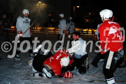 Pro Juventute: Prominenten -Eishockey-Tournier am Mozarteis + anschl. Party mit Versteigerung im K+K-Restaurant
Keilerei am Eis
Foto: www.siebinger.com