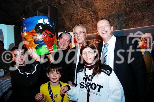 Pro Juventute: Prominenten -Eishockey-Tournier am Mozarteis + anschl. Party mit Versteigerung im K+K-Restaurant
das teurste Faß wurde um € 10.000 ersteigert
Ignaz Blasovic, Ralf Österreicher - Sponsor Tissot - Höchstbieter, Walter Sonnberger-Dorotheum - Künstler-Kids von Pro Juventute
Foto: www.siebinger.com