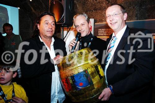 Pro Juventute: Prominenten -Eishockey-Tournier am Mozarteis + anschl. Party mit Versteigerung im K+K-Restaurant
Günter Edlinger, Die Weisse-Wirt Gustl Absmann - Höchstbieter bei 2 Fässern, Walter Sonnberger
Foto: www.siebinger.com