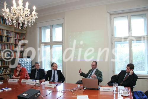 EU-Budget: Kohäsionspolitik. Bild v.l.: Roman Römisch (Wirtschaftsforscher am Wiener Institut für Internationale Wirtschaftsvergleiche), Bengt O. Karlsson (unabhängiger Forscher in Wien), Michael A. Landesmann (Scientific Director of the Vienna Institute for International Econimic Studies, wiiw), Daniel Tarschys (Professor für Politikwissenschaft an der Universität Stockholm), Jonas Eriksson (Wirtschaftsforscher am Swedish Institute for European Policy Studies). Foto: Anna Rauchenberger