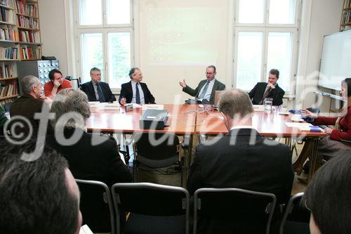 EU-Budget: Kohäsionspolitik. Bild v.l.: Roman Römisch (Wirtschaftsforscher am Wiener Institut für Internationale Wirtschaftsvergleiche), Bengt O. Karlsson (unabhängiger Forscher in Wien), Michael A. Landesmann (Scientific Director of the Vienna Institute for International Econimic Studies, wiiw), Daniel Tarschys (Professor für Politikwissenschaft an der Universität Stockholm), Jonas Eriksson (Wirtschaftsforscher am Swedish Institute for European Policy Studies). Foto: Anna Rauchenberger