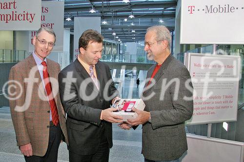 T-Mobile MDA Compact für Gewinner aus Wien, NÖ und Tirol. Bild, v.l.: Dr. Ulrich Schönbaumsfeld (Gewinner, Wien), Andreas Szamosvari (Leiter Business Marketing bei T-Mobile Austria), Gerhard Naller (Gewinner, NÖ). Foto: Anna Rauchenberger