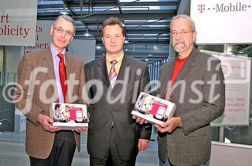 T-Mobile MDA Compact für Gewinner aus Wien, NÖ und Tirol. Bild, v.l.: Dr. Ulrich Schönbaumsfeld (Gewinner, Wien), Andreas Szamosvari (Leiter Business Marketing bei T-Mobile Austria), Gerhard Naller (Gewinner, NÖ). Foto: Anna Rauchenberger