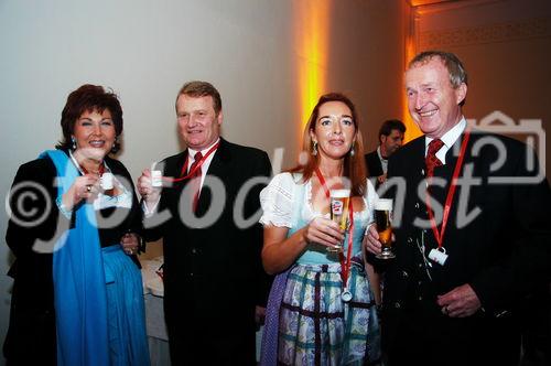 Stiegl: Bockbier-Anstich 2005
Suzanne Harf, Babsi + Dieter Kiener, Präs. Walter Grafinger
Foto: www.siebinger.com