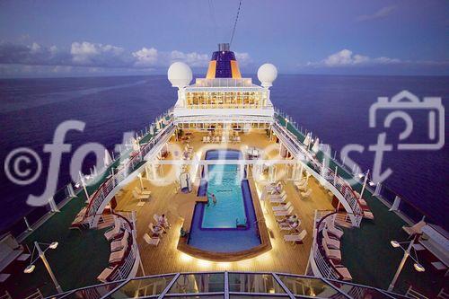Der nachts beleuchtete Swimming-pool der MS Europa. The pool illuminated at night on board of the MS Eruopa