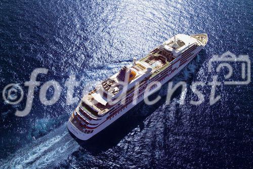 Luftaufnahme der MS Europa, des Flagschiffs der Reederei Hapag Lloyd in Hamburg auf hoher See. The flagship of Hapag Llyoyd, MS Eruopa, from an aerial-view on sea, 