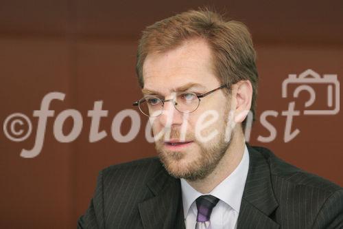 Raiffeisen: Anlage- und Risikotypologie der österreichischen Bevölkerung und Entscheidungsfaktoren für Anleger. Bild: Mag. Andreas Zakostelsky (Geschäftsführer Raiffeisen Capital Management). Foto: Anna Rauchenberger