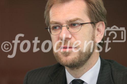 Raiffeisen: Anlage- und Risikotypologie der österreichischen Bevölkerung und Entscheidungsfaktoren für Anleger. Bild: Mag. Andreas Zakostelsky (Geschäftsführer Raiffeisen Capital Management). Foto: Anna Rauchenberger