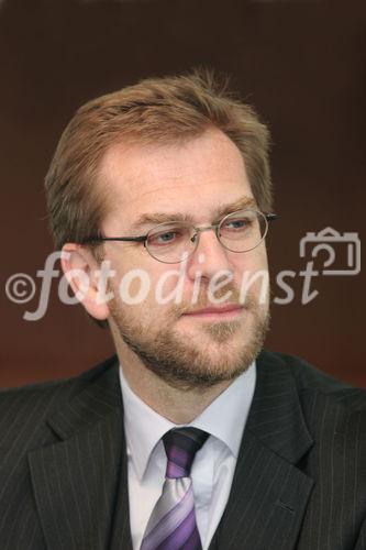 Raiffeisen: Anlage- und Risikotypologie der österreichischen Bevölkerung und Entscheidungsfaktoren für Anleger. Bild: Mag. Andreas Zakostelsky (Geschäftsführer Raiffeisen Capital Management). Foto: Anna Rauchenberger