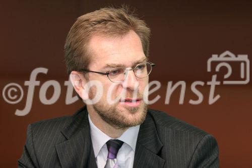 Raiffeisen: Anlage- und Risikotypologie der österreichischen Bevölkerung und Entscheidungsfaktoren für Anleger. Bild: Mag. Andreas Zakostelsky (Geschäftsführer Raiffeisen Capital Management). Foto: Anna Rauchenberger