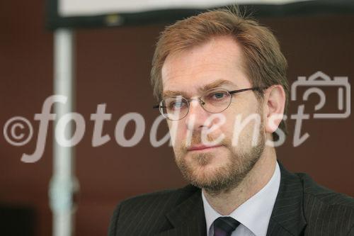 Raiffeisen: Anlage- und Risikotypologie der österreichischen Bevölkerung und Entscheidungsfaktoren für Anleger. Bild: Mag. Andreas Zakostelsky (Geschäftsführer Raiffeisen Capital Management). Foto: Anna Rauchenberger