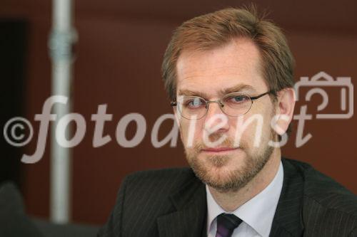 Raiffeisen: Anlage- und Risikotypologie der österreichischen Bevölkerung und Entscheidungsfaktoren für Anleger. Bild: Mag. Andreas Zakostelsky (Geschäftsführer Raiffeisen Capital Management). Foto: Anna Rauchenberger