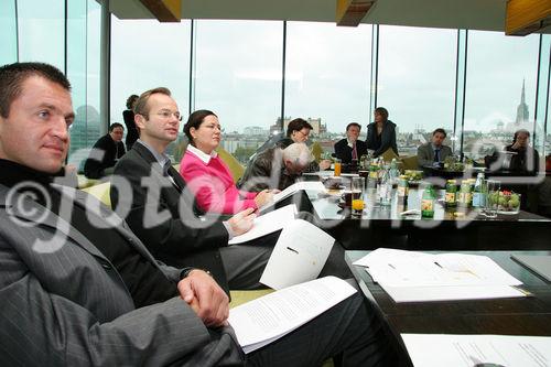 Raiffeisen: Anlage- und Risikotypologie der österreichischen Bevölkerung und Entscheidungsfaktoren für Anleger. Bild: Journalisten bei der Pressekonferenz. Foto: Anna Rauchenberger