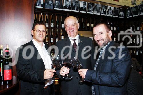 Alles FÜR DEN GAST - Herbst 2005
Hermann Döllerer präsentiert Topwinzer:
links: Mario Sanz - spanischer Winzer mit Riojas + rechts: Sepp Pöckl - Falstaff-Sieger 2005 aus dem Burgenland
Foto: www.siebinger.com