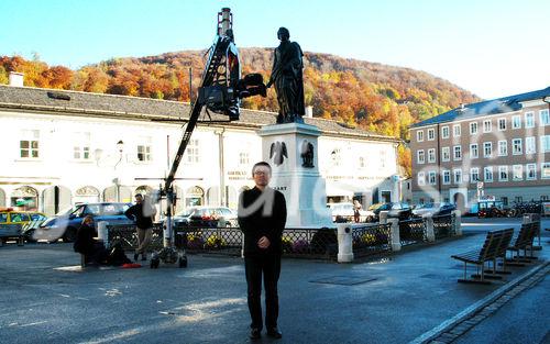 Salzburg - Mozartstatue: japanischer Fernsehsender NHK dreht in Salzburg
Produzent Yoshikazu Ikawa 
Foto: www.siebinger.com