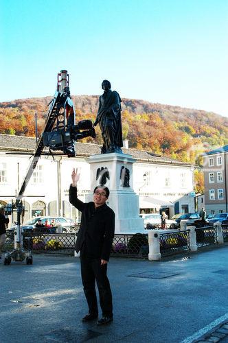 Salzburg - Mozartstatue: japanischer Fernsehsender NHK dreht in Salzburg
Produzent Yoshikazu Ikawa 
Foto: www.siebinger.com