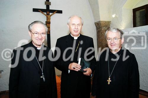 Buchpräsentation Egon Kapellari im Romanischen Keller von St.Peter
Erbischof Alois Kothgasser, Bischof Kapellari, Erzabt Wagenhofer
Foto: www.siebinger.com