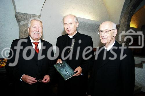 Buchpräsentation Egon Kapellari im Romanischen Keller von St.Peter
Dr. Widrich, Bischof Kapellari, Weihbischof Mayr
Foto: www.siebinger.com