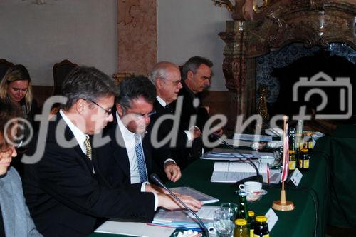 Treffen der Staatsoberhäupter
Präs. Heinz Fischer - A; Horst Köhler -D; Samuel Schmid - CH; Erbprinz Alois von und zu Liechtenstein
Foto: www.siebinger.com