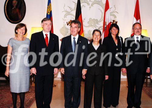 Treffen der Staatsoberhäupter

Eva+Horst Köhler -D; Heinz+Margit Fischer, Gabi Burgstaller, Samuel Schmid -
Foto: www.siebinger.com